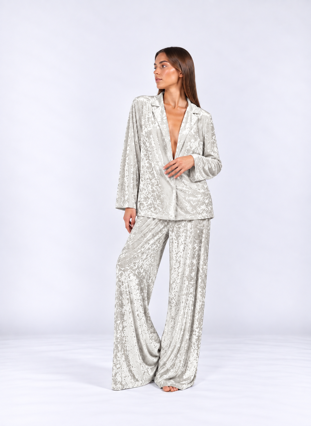 Luxury Velvet Thermal Pajama Set – Soft Long-Sleeve Top & Relaxed Pants