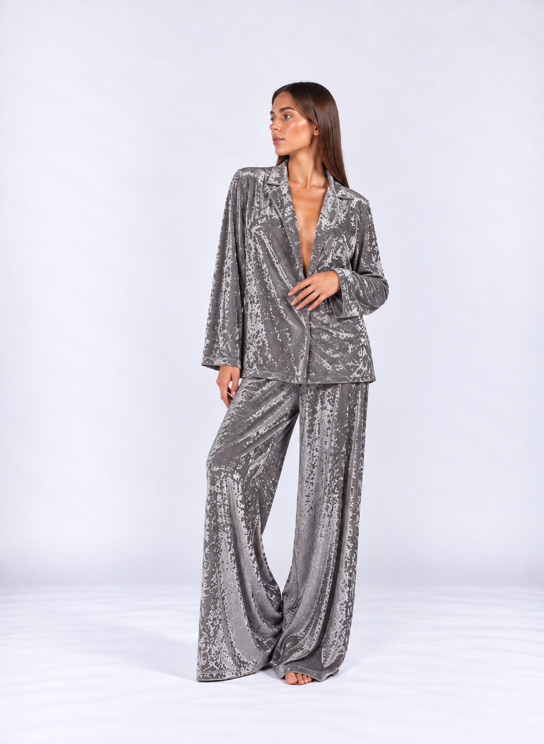 Luxury Velvet Thermal Pajama Set – Soft Long-Sleeve Top & Relaxed Pants