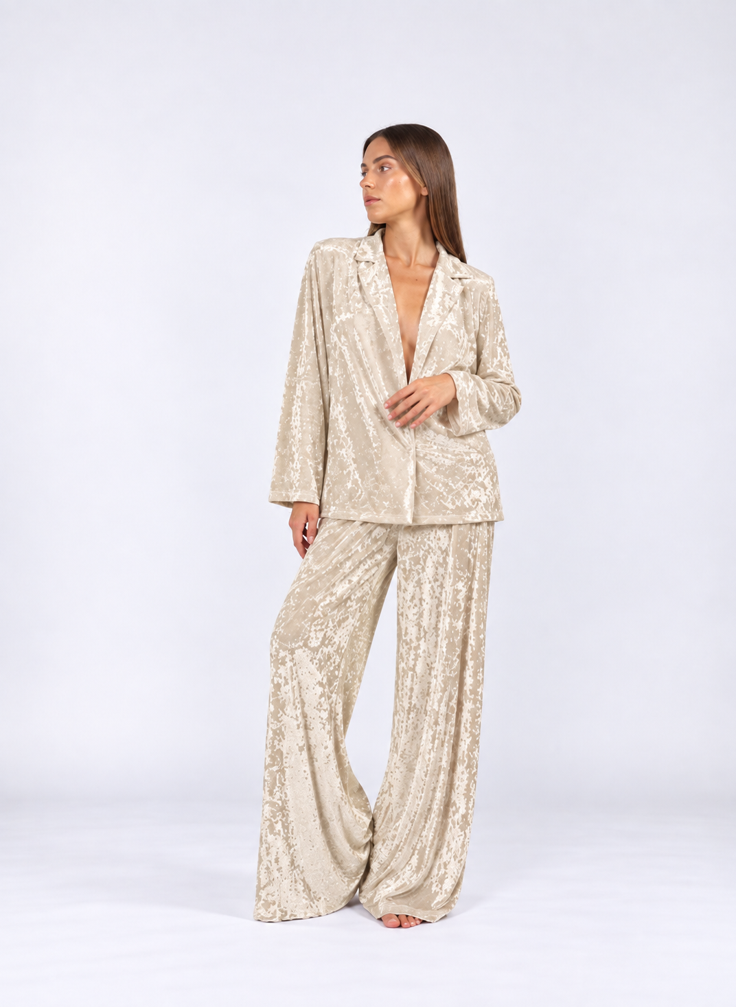 Luxury Velvet Thermal Pajama Set – Soft Long-Sleeve Top & Relaxed Pants