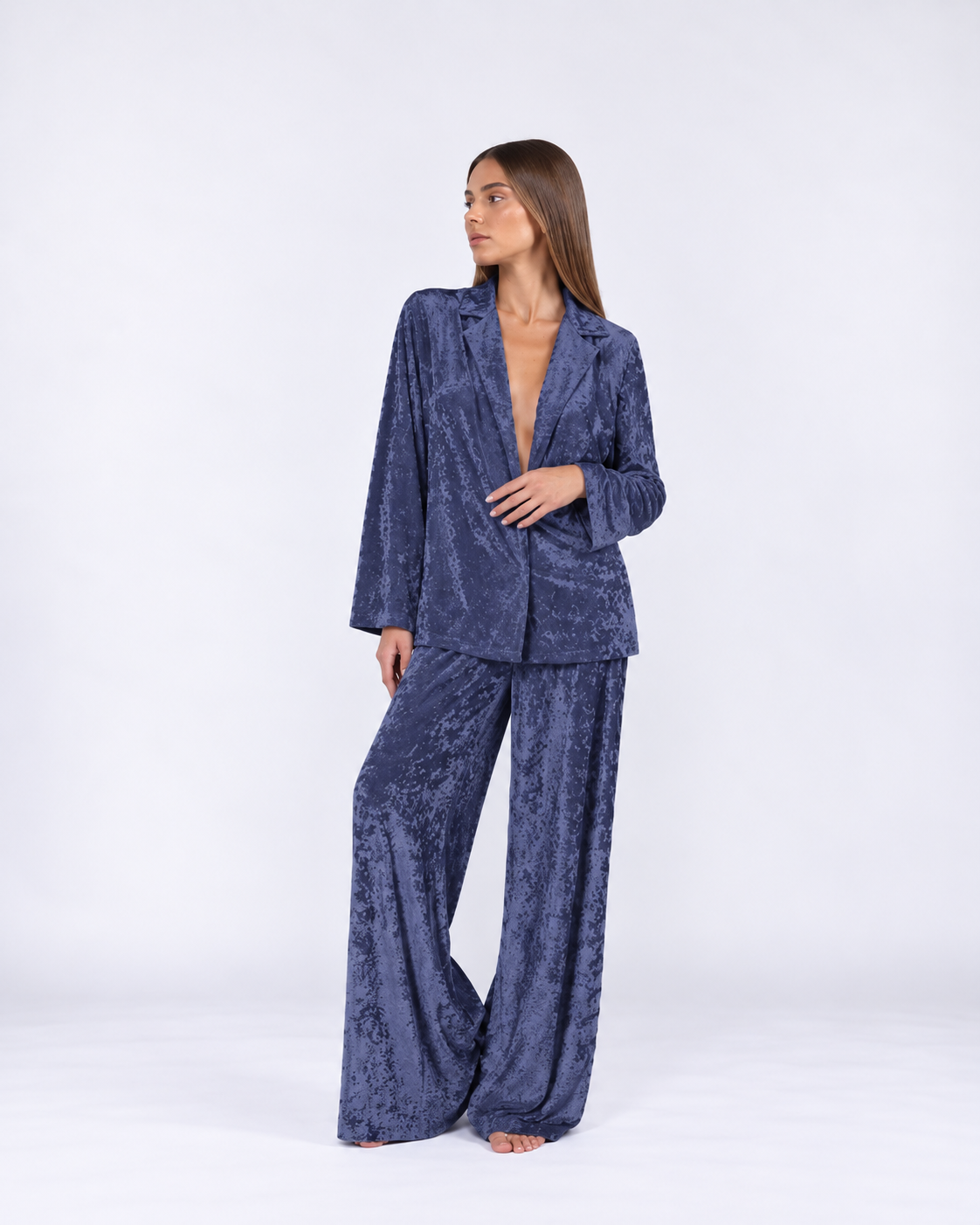 Luxury Velvet Thermal Pajama Set – Soft Long-Sleeve Top & Relaxed Pants