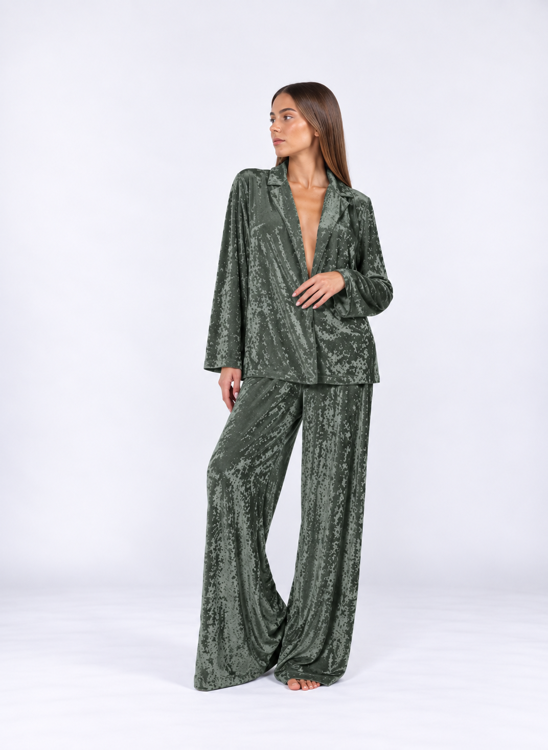 Luxury Velvet Thermal Pajama Set – Soft Long-Sleeve Top & Relaxed Pants