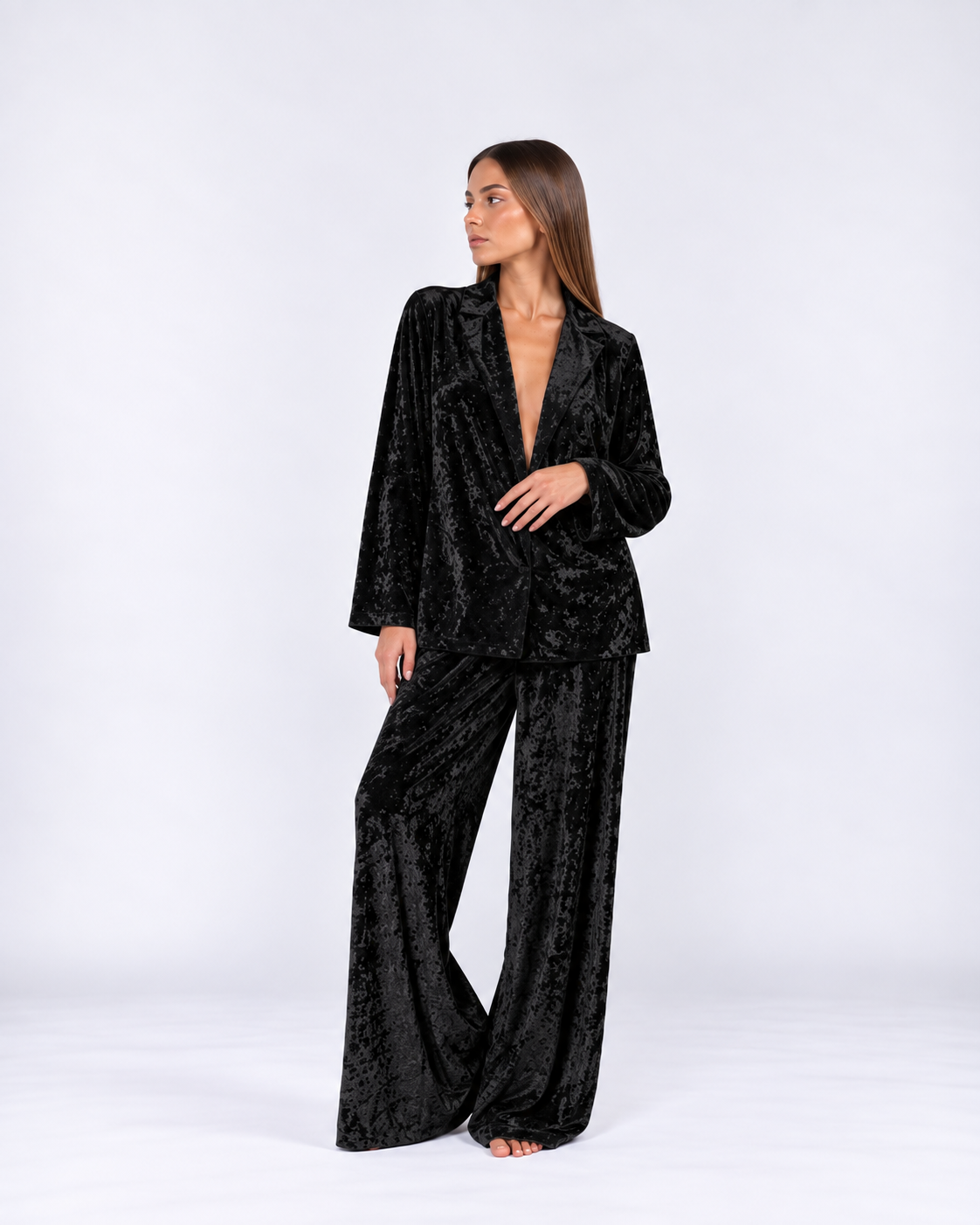 Luxury Velvet Thermal Pajama Set – Soft Long-Sleeve Top & Relaxed Pants